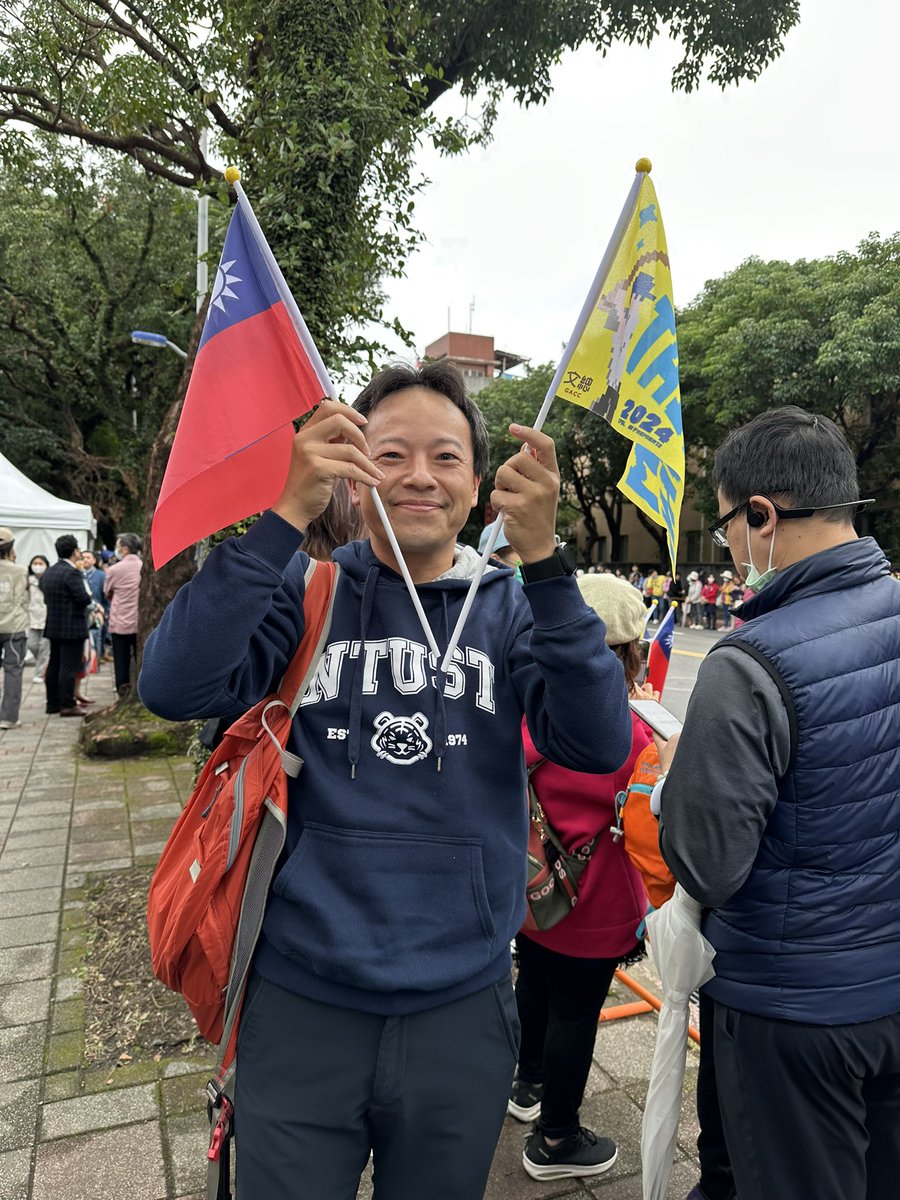 burggarten's tweet photo. 優勝した台湾チームのパレードがあと20分で始まります。台湾大学病院から、大統領府まで。The winning parade of the Taiwan national baseball team will start in 20 min! From Taiwan univ to Presidential office. https://t.co/XxY5MOKDMf
