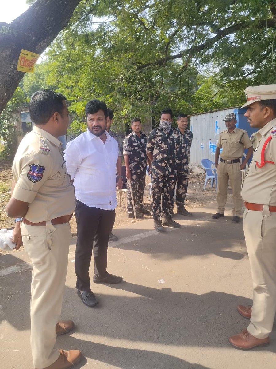 JohnsonKTRS's tweet photo. రాజ్యాంగం ఆమోదించిన రోజు రాజ్యాంగాన్ని ఖుని చేస్తున్న కాంగ్రెస్ ప్రభుత్వం. 
రాష్ట్రంలో ప్రజాస్వామ్యం అమలులో ఉందా లేక అప్రకటిత ఎమర్జెన్సీలో ఉంటున్నామా.
మృతి చెందిన విద్యార్థిని శైలజ కుటుంబాన్ని ఓదార్చడానికి వెళ్లనీయకుండా గ్రామం చుట్టూ పోలిస్ బలగాలను పెట్టి అడ్డుకోవడం దారుణం. https://t.co/LQLwr2KOiv