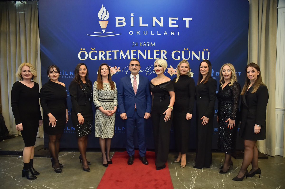 Öğretmenler Günü kutlamalarımıza Yönetim Kurulu Başkanımız Sayın Osman Öztürk ve kıymetli eşleri, Başkan Vekilimiz Sayın Fatih Öztürk ve değerli eşlerinin katılımları ile İstanbul’da devam ettik.

Kutlama programımızda Bilnet Okulları Çamlıca.
,Kartal ve Osmangazi