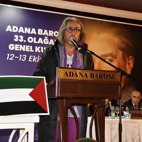 Adana Şube üyemiz ve meslektaşımız Av. Şiar Rişvanoğlu gözaltına alınmış, evinde hukuka aykırı şekilde arama yapılmıştır. Avukatlık faaliyetlerimizin kriminalize edilmesini ve savunmanlara saldırıları asla kabul etmeyeceğiz. Av. Şiar Rişvanoğlu serbest bırakılsın!