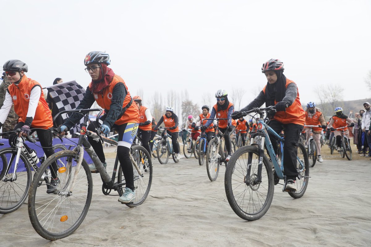 Chhanhima_06's tweet photo. Celebrating the spirit of sports and unity! Over 100 women cyclists took on the 67 km challenge from Baramulla to Kaman Aman Setu, Uri. A true testament to endurance and teamwork! #Sportsmanship #WomenCyclists #JhelumCycleRally #DrugFreeKashmir https://t.co/NO3c1SJeMr