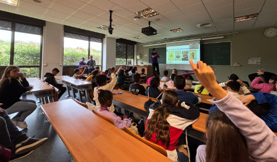 Centres del #ProgramaFaig Fent per Aprendre Imaginant Globalment, l'escola <a href="/escolajoanmiro/">Escola Joan Miró</a>,  l'insitut escola <a href="/AngelaBransuela/">Angela Bransuela</a>  i l'institut  <a href="/inslaserrasbd/">Institut La Serra</a>  van estar presents a la primera jornada de la Mitja Hackató d'Enginyeria que es va portar a terme a la <a href="/UABBarcelona/">Universitat Autònoma de Barcelona</a>.