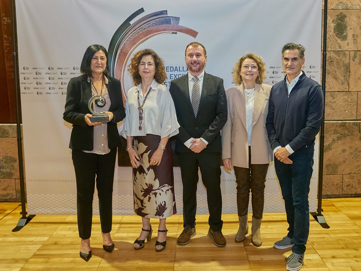 🏅 Durante el acto de entrega de la Medalla a <a href="/titsa/">Titsa Guaguas</a> la presidenta de la compañía, Eulalia García, destacó que la innovación y la gestión de datos son fundamentales para poder gestionar:
👨‍🦱 2.000 trabajadores
🚍 Más de 80 millones de pasajeros al año en #Tenerife
#Contamos