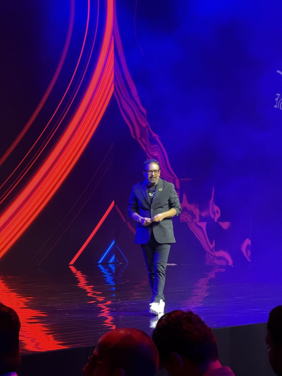 rushlane's tweet photo. Pratap Bose comes on stage to share details about Heartcore Design
#mahindra #unlimitindia #BE6e #XEV9e #electricorigin https://t.co/YWzycu2PaC