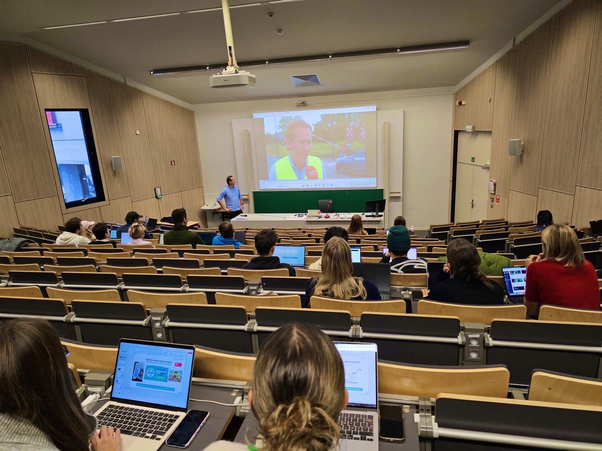 Vandaag te gast <a href="/UAntwerpen/">UAntwerpen</a> om er te spreken over mijn job als perswoordvoerder, crisiscommunicatie en onze veiligheidscampagnes 🎥

Dank aan alle studenten voor de boeiende interactie 🤝 en veel succes met jullie studies 👍

#UA #Antwerpen #Infrabel #communicatie #onderwijs