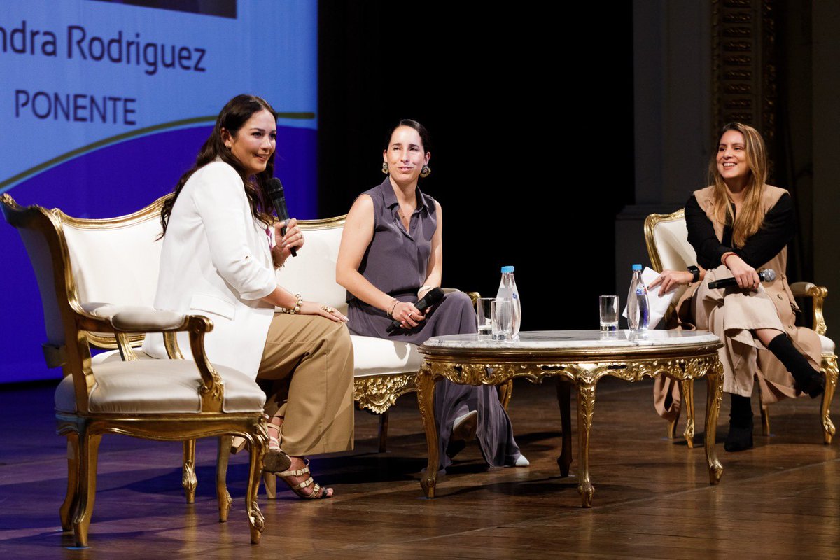 MuniLima's tweet photo. La conferencia contó con la participación de la regidora Deborah Inga y reconocidas marcas lideradas por mujeres, quienes nos inspiraron a seguir construyendo una sociedad sin violencia. 💪 

#MujerDeImpacto #NoMásViolencia https://t.co/OGXMzwXJYB