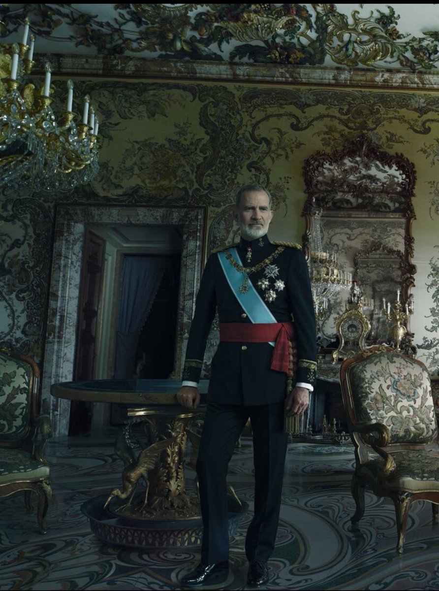 RaulSolisUE's tweet photo. 140.000 euros se ha gastado el Banco de España en estos dos retratos de Felipe VI y Letizia Ortiz, pero bajar por ley el precio de los alquileres es populismo. https://t.co/Pc68Rka1XC
