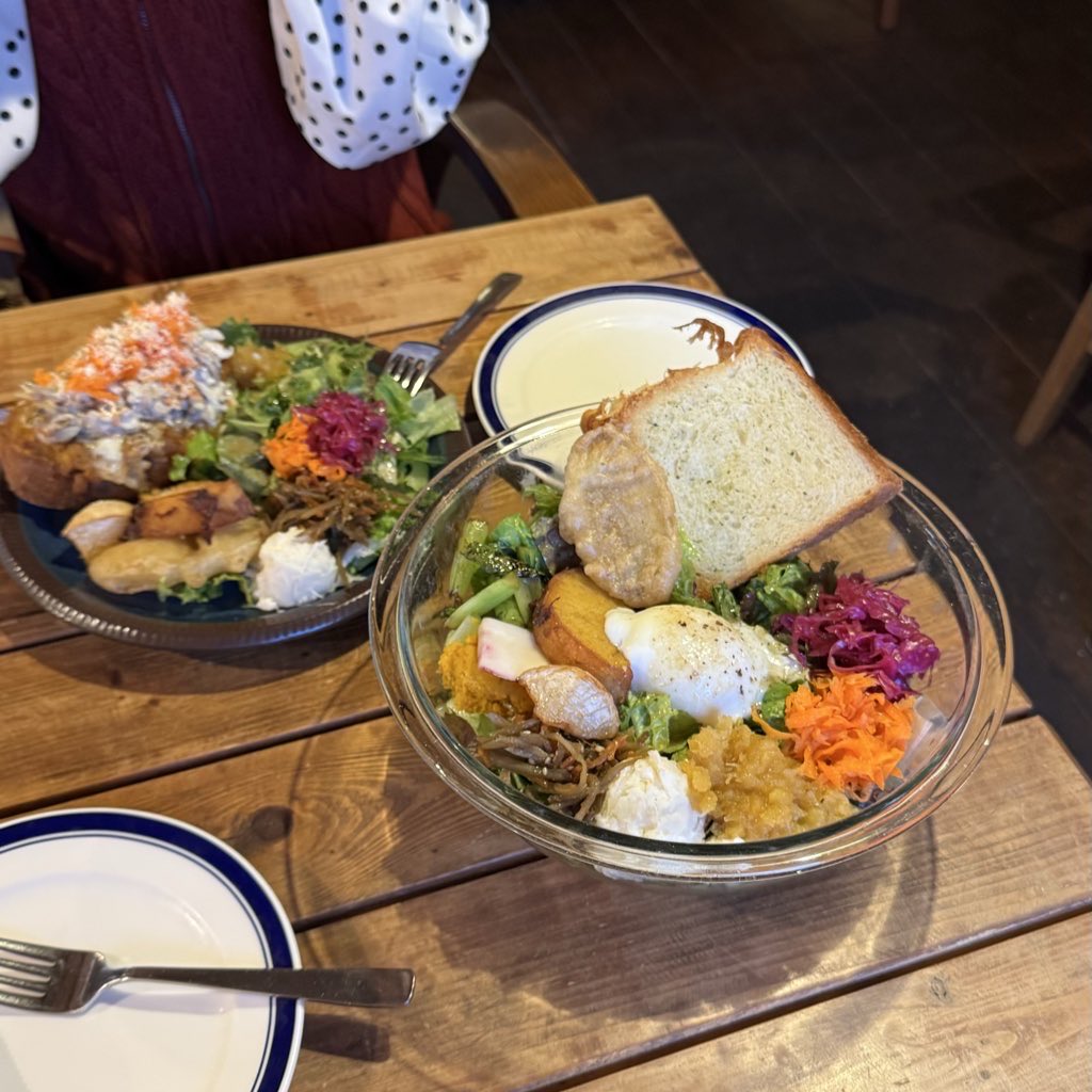 kn9cn's tweet photo. 北海道の農園の中にあるカフェ☕
野菜メインの料理がどれもお洒落で美味しい🥬 https://t.co/6N4c6Isj3z