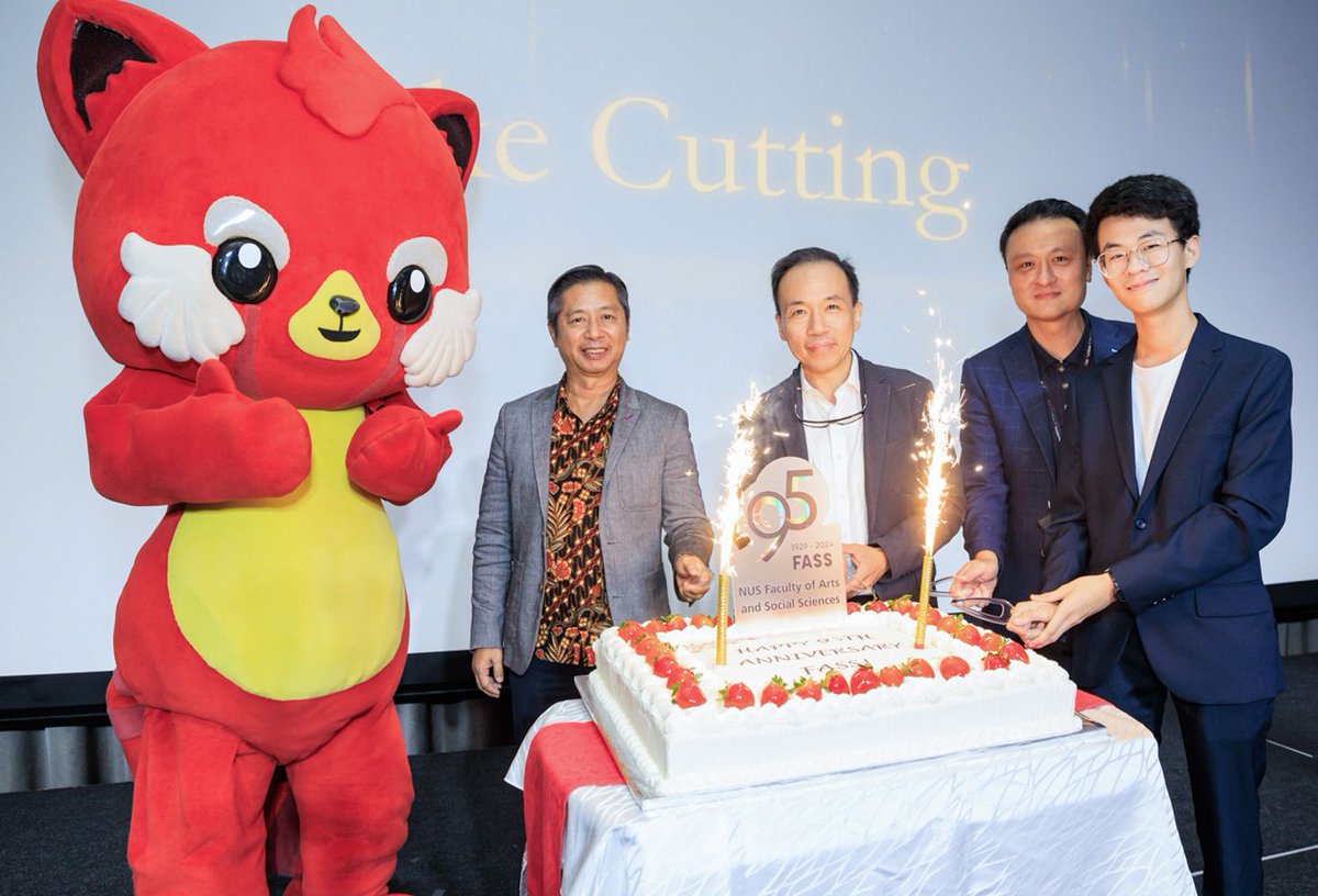 FASSNews's tweet image. Over 350 guests came together last Friday to celebrate FASSโ 95th anniversaryโan evening filled with heartfelt reunions, captivating performances & a shared commitment to giving back.
tinyurl.com/drawszpf
@NUSingapore #FASS95 #NUSCares #FASSCares #NUSImpact #fassimpact