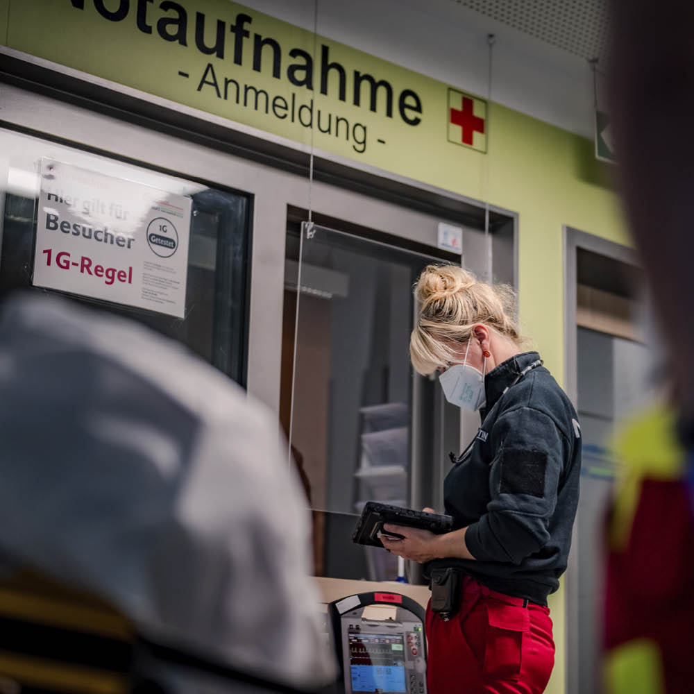 Rettungsdienst's tweet photo. Übergabe zwischen Rettungsdienst und Klinik soll SINNHAFT sein (Foto: S. Drolshagen) 

Mehr auf https://t.co/3hwP7sdXLA | #Rettungsdienst #Notfallsanitäter #NotSan #Rettungssanitäter #Notarzt #Notärztin #Feuerwehr #BAND #SINNHAFT #Übergabe

https://t.co/a8jzbf9eDx https://t.co/X7akRadi4a