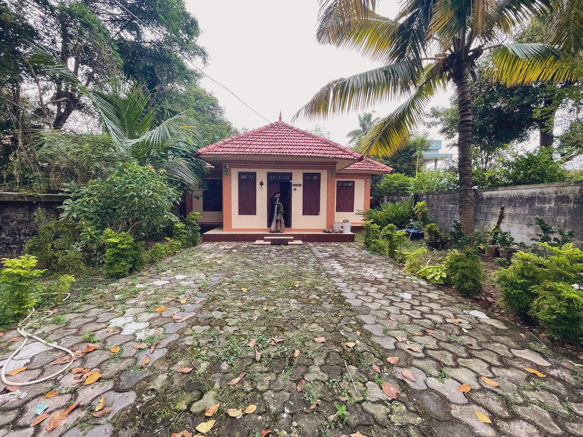 Few houses bring back so many good memories, you forget all the headache one carry on their head. Tata villa is one such place for me.

It's a nice nallu kettu house right next to kollam beach 

Bitting into a raw mango during summer holidays, drying peppercorns on a mat, sipping