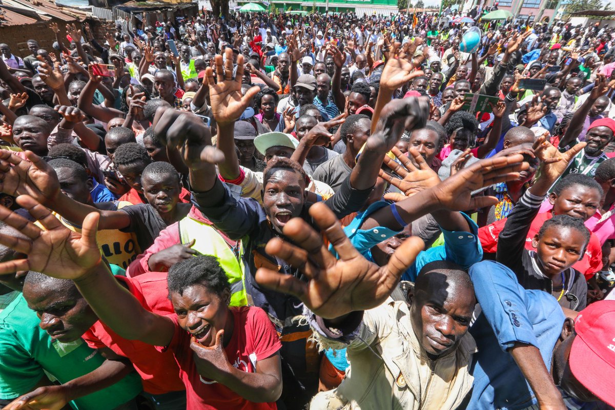 The #SambazaFurahaNaSafaricom caravan is still in western region  spreading joy as customers in Bungoma receive their gifts. It's truly an early Christmas for them! Safaricom PLC
