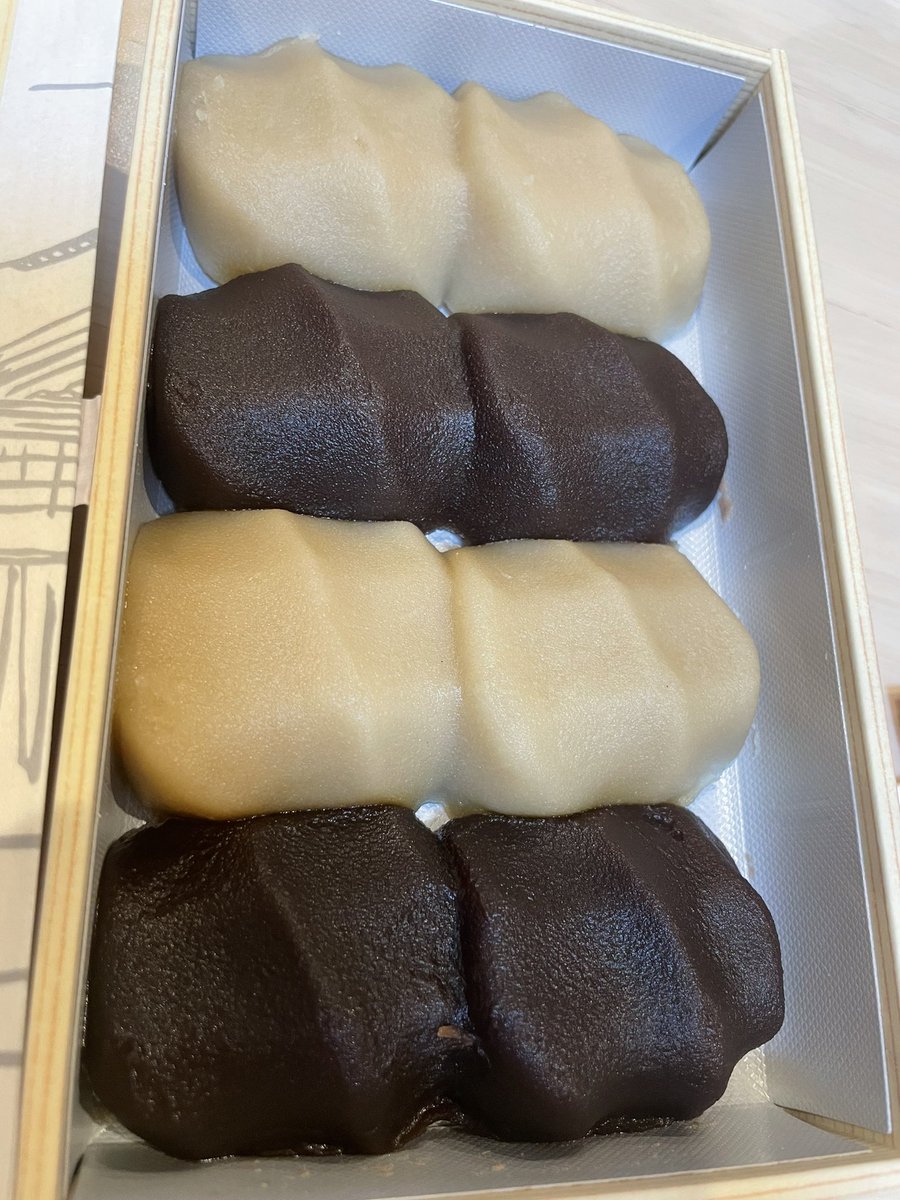 赤福の白餅と黒餅これも美味しかったけど、やっぱりノーマルも買えば良かった😀