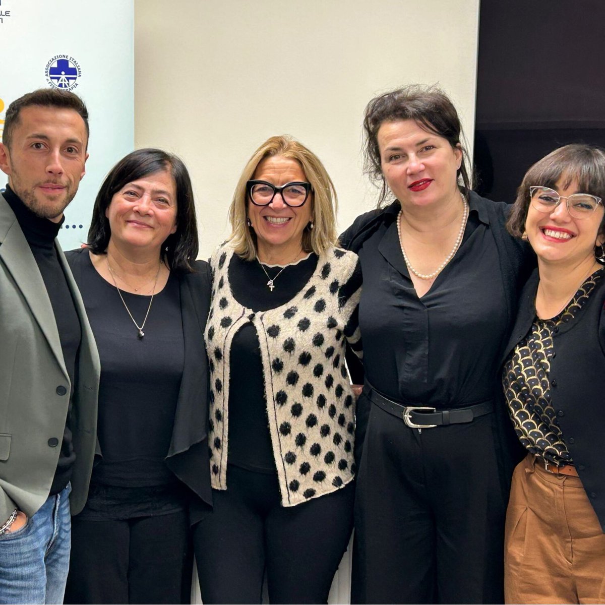 ofilazio's tweet photo. 📷 Nella sede di Ofi Lazio con Maria Andaloro e Serena Maiorana, di 'Posto Occupato', i consiglieri di @ofilazio Matteo Tamburlani, Daniela Bonvetti e Franca Tirinelli.

🔗 https://t.co/MUtjUAgpoB https://t.co/nhSkDz7iU2