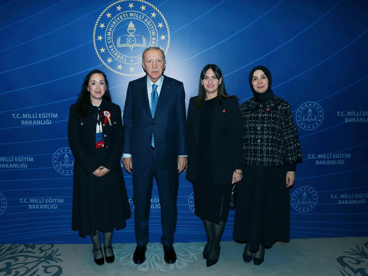 İlimiz Pamukkale İlçesi Yaşar Kımıl Fen Lisesi İngilizce Öğretmeni Ayfer Dal ‘Yılın Öğretmeni’ unvanıyla İstanbul’da Cumhurbaşkanımız Recep Tayyip Erdoğan’ın himayelerinde düzenlenen 24 Kasım Öğretmenler Günü kutlama programında Denizli'yi temsil etti.

<a href="/emre_caliskan/">Emre Çalışkan</a> 
<a href="/tcmeb/">Millî Eğitim Bakanlığı</a>