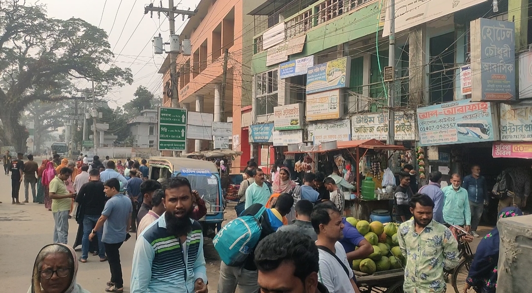 দূরপাল্লার বাস চলাচল বন্ধ, বেনাপোলে দু’দেশের পাসপোর্ট যাত্রীদের ভোগান্তি