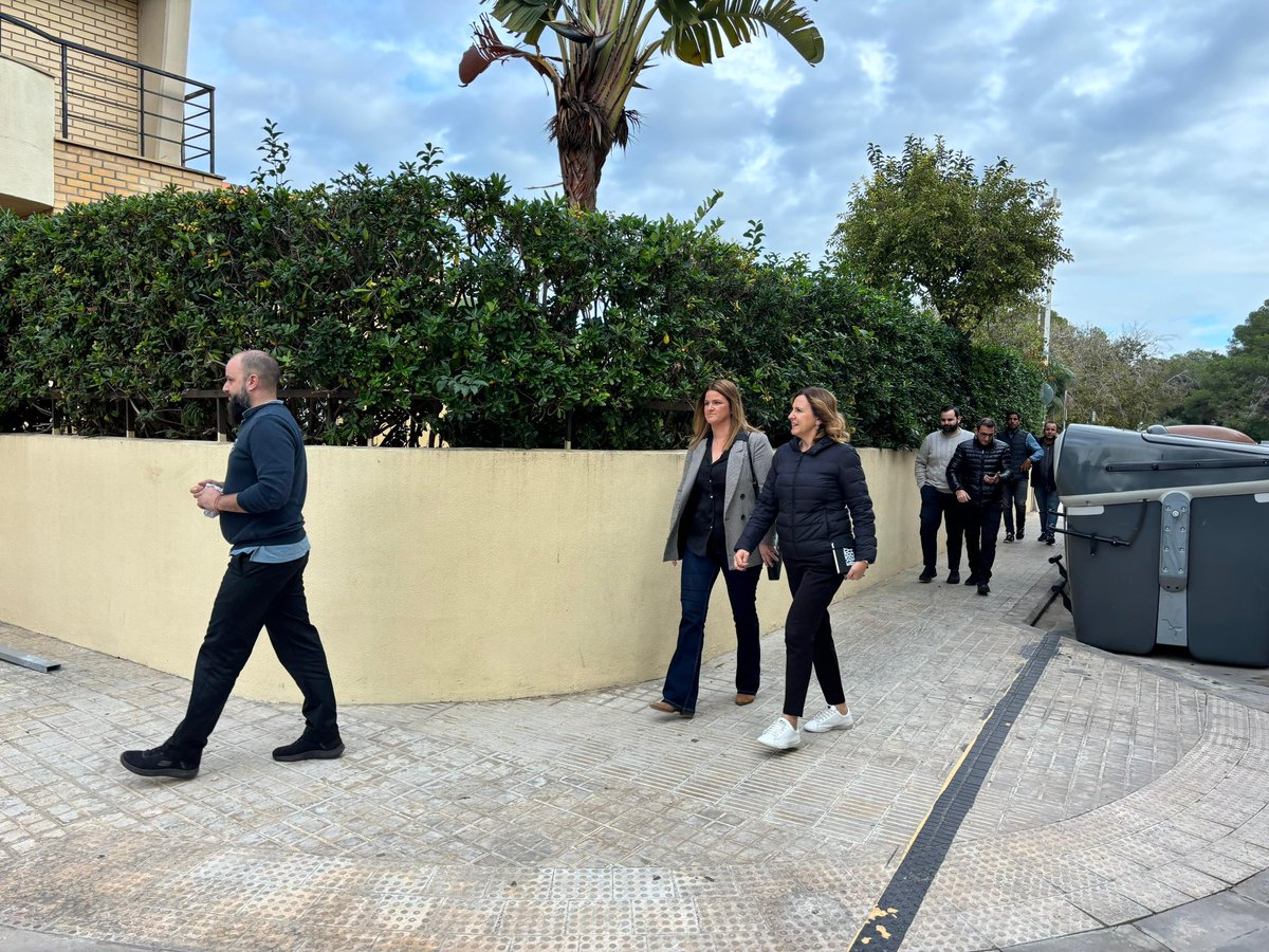 María José Catalá (@mjosecatala) on Twitter photo Nos reunimos con la <a href="/aeelsaler/">Asociación empresarios El Saler</a> y @aavvsaler, junto con la alcaldesa pedánea, para analizar la situación de El Saler post DANA.
Escuchamos a vecinos y empresarios para trabajar en la reactivación económica de la zona.
Seguimos. Nos reunimos con la <a href="/aeelsaler/">Asociación empresarios El Saler</a> y @aavvsaler, junto con la alcaldesa pedánea, para analizar la situación de El Saler post DANA.
Escuchamos a vecinos y empresarios para trabajar en la reactivación económica de la zona.
Seguimos.