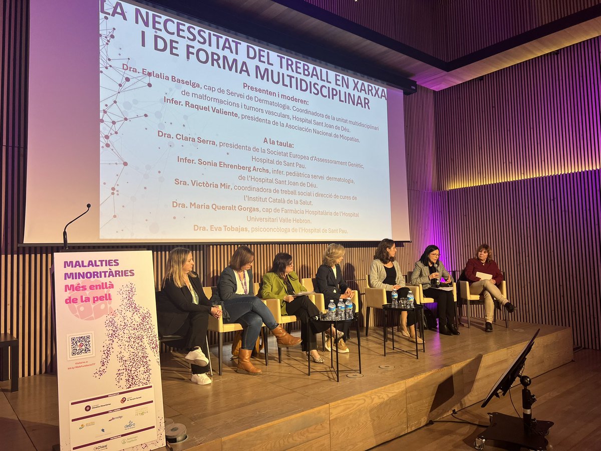 La segunda mesa dedicada a la necesidad de trabajo en red, interhospitalaria y de forma multidisciplinaria, moderada por la Dra Eulalia Baselga <a href="/SJDbarcelona_es/">Hospital Sant Joan de Déu Barcelona ES</a> y Raquel Valiente d’#ANADEJU  asesoramientogenético #psicologia #trajadoressociales #farmaciahospitalaria  #infermeria