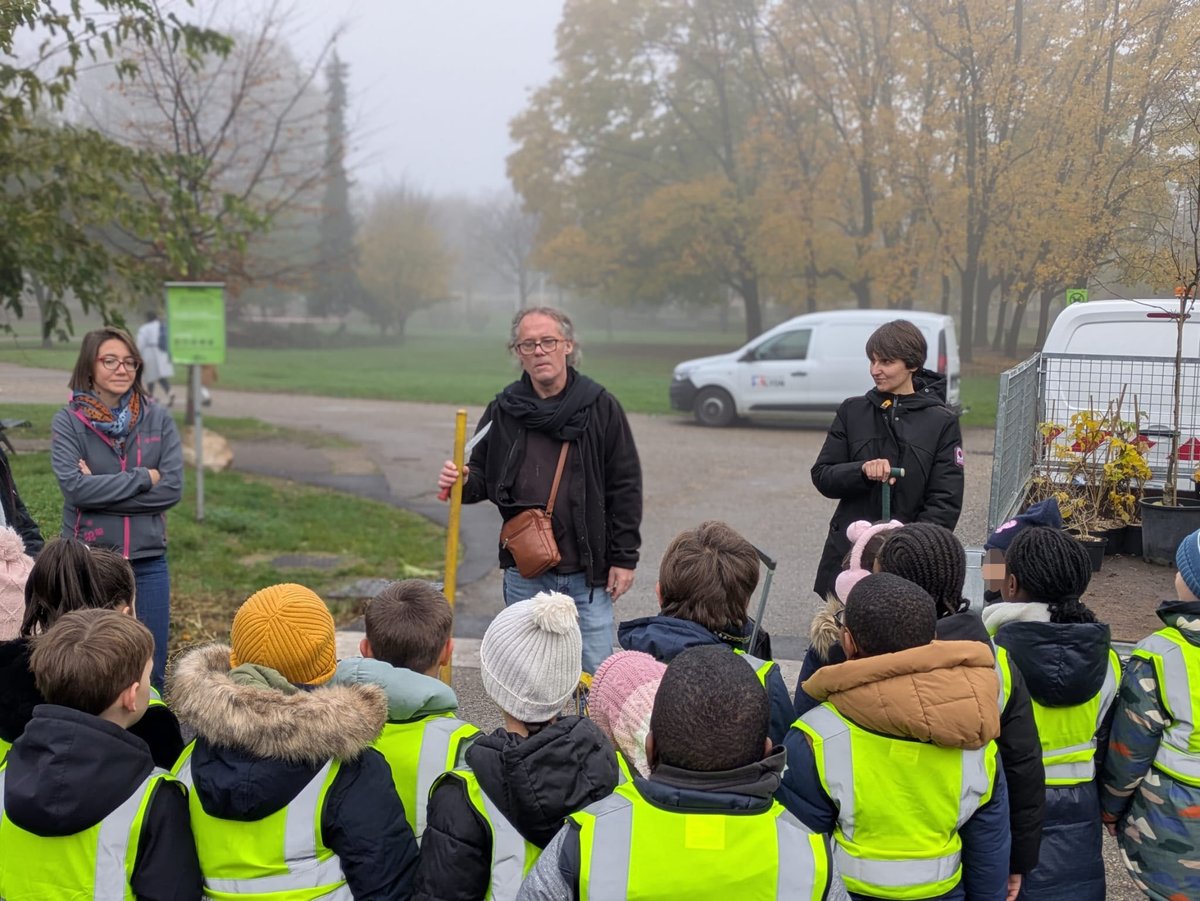 Un nouveau verger a été planté ce matin au Parc Bazin par les CE1 de l'école Anatole France ! 🍎🍐🍒🌳🌿