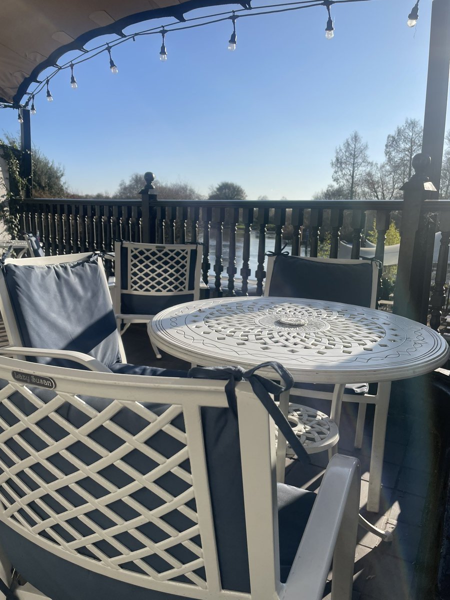 It’s a lovely day for a pub lunch by the river