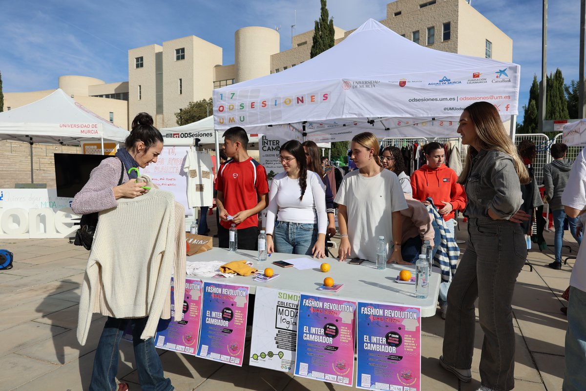 UmuODSesiones's tweet photo. DESFILE + INTERCAMBIADOR DE ROPA |  🟧#ODS12: en la @UMU.

🩳👚♻️Junto a @C_MODAlogia y @ADYVUMU, hemos organizado dos actividades para concienciar sobre la importancia de apostar por el #SlowFashion.

Agenda en ℹ️ https://t.co/pxE1wAIv5c

#ODSesionadas #ODSesionados #Agenda2030 https://t.co/PpIsepdrYF