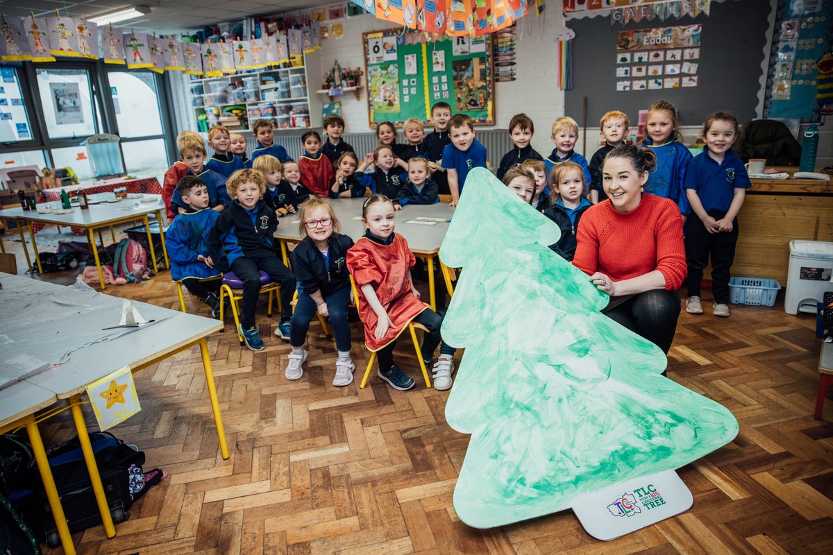 The Junior Infants in Gaelscoil Sairséal were very busy last Friday morning as they prepared for our ‘Decorate a BIG TLC Christmas Tree’ competition! 🎄
 
Thank you to all the wonderful pupils and their teachers for their hard work! 
 
#teamlimerickcleanup #TLC10 #christmas