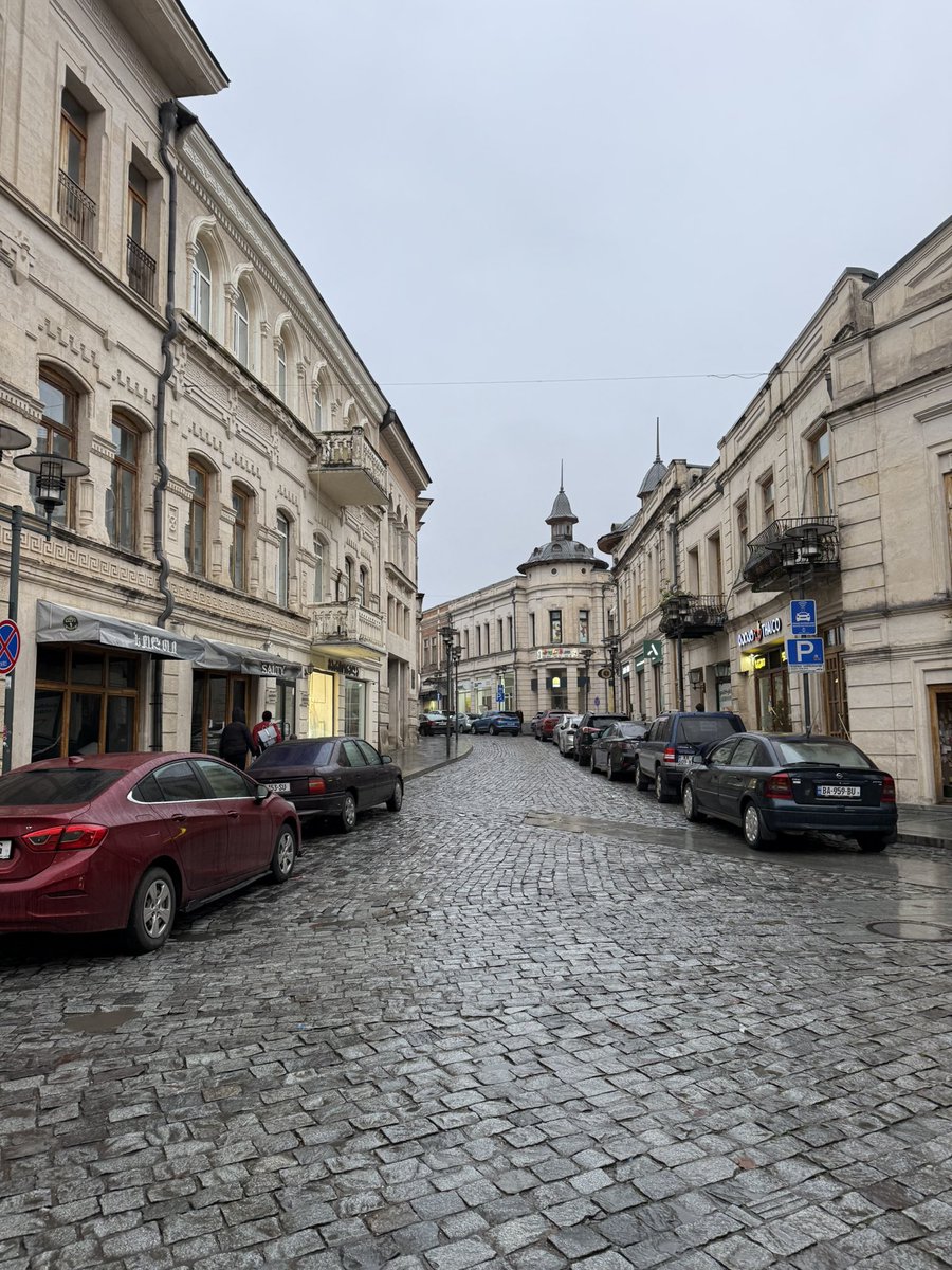 Летели в Европу через Грузию, город Кутаиси 🇬🇪
(кстати норм хаб, но в аэропорту немного странная организация)