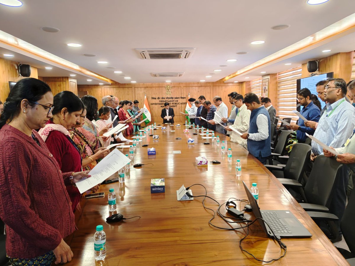 DPE_GoI's tweet image. Officers and staff of DPE and DIPAM celebrated the 75th Constitution Day on 26th November, 2024. The celebration was marked by reading of the Preamble to the Constitution both in Hindi and English led by Dr Alok Pande (Additional Secretary, DIPAM).

#DPE #DIPAM #FinMin