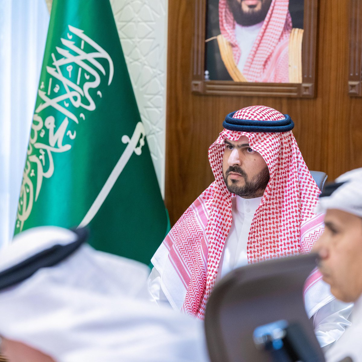 SDA_Sharqia's tweet photo. عقدت اللجنة التنفيذية لهيئة تطوير المنطقة الشرقية اجتماعها الواحد والأربعين، اليوم، برئاسة صاحب السمو الملكي الأمير سعود بن بندر بن عبدالعزيز، نائب أمير المنطقة الشرقية، نائب رئيس مجلس هيئة تطوير المنطقة الشرقية، رئيس اللجنة التنفيذية، وذلك في ديوان الإمارة بالدمام، بحضور أعضاء اللجنة من أصحاب المعالي والسعادة.
وأكد صاحب السمو الملكي الأمير سعود بن بندر أهمية استمرار العمل المشترك والتكامل بين الجهات المعنية لدفع عجلة التنمية وتحقيق أهداف رؤية المملكة 2030، م��يدًا بالجهود المبذولة لتحسين جودة الحياة وتنمية المشاريع التنموية في المنطقة.