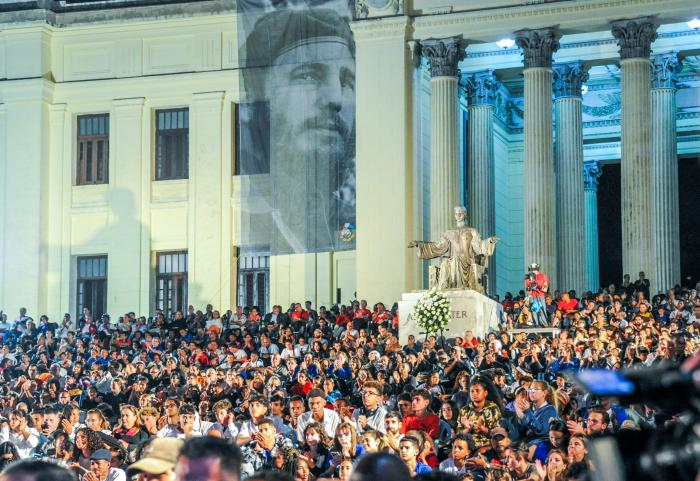 En la escalinata de la Universidad de La Habana ,vivimos que siempre estará  el Comandante en Jefe, junto a su pueblo,
#FidelPorSiempre 
 #SiempreJoven