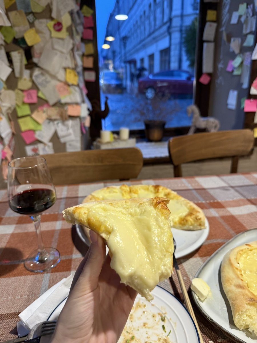 состою процентов на 90 из сыра и вина