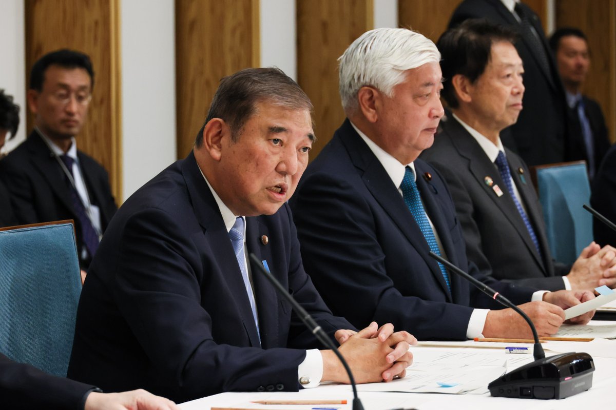 第３回目の自衛官の処遇等の関係閣僚会議を開催しました。今回は個別の具体的な論点に焦点を当て、任期制士確保のための方策、再就職先の拡充、公的資格の取得促進等について、活発に意見を交わしました。年内の取りまとめに向け、作業を加速するよう関係閣僚に指示しました。