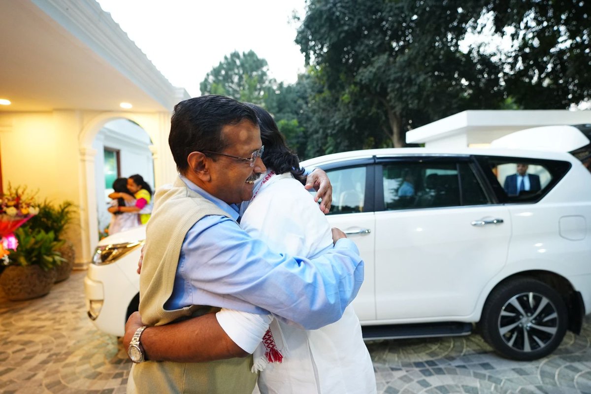 timesofindia's tweet photo. #InPics | Jharkhand CM-designate #HemantSoren and his wife and JMM leader #KalpanaSoren meet AAP national convener #ArvindKejriwal, in Delhi. https://t.co/ztZrACvP2j