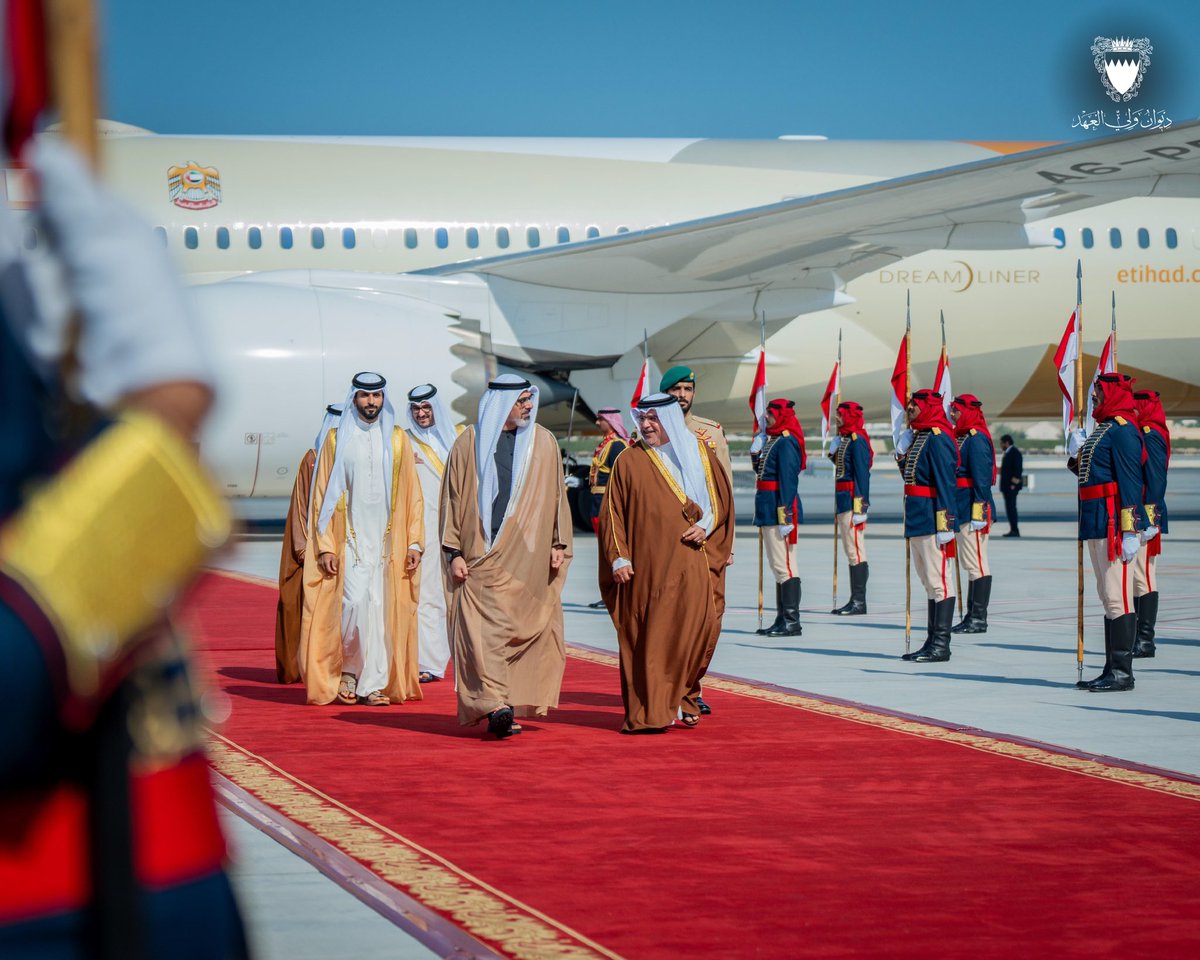 BahrainCPnews's tweet image. صاحب السمو الملكي الأمير #سلمان_بن_حمد آل خليفة ولي العهد رئيس مجلس الوزراء في مقدمة مستقبلي أخيه سمو الشيخ خالد بن محمد بن زايد آل نهيان ولي عهد أبوظبي بدولة #الإمارات العربية المتحدة لدى وصوله إلى مملكة #البحرين في زيارة رسمية يقوم بها إلى المملكة