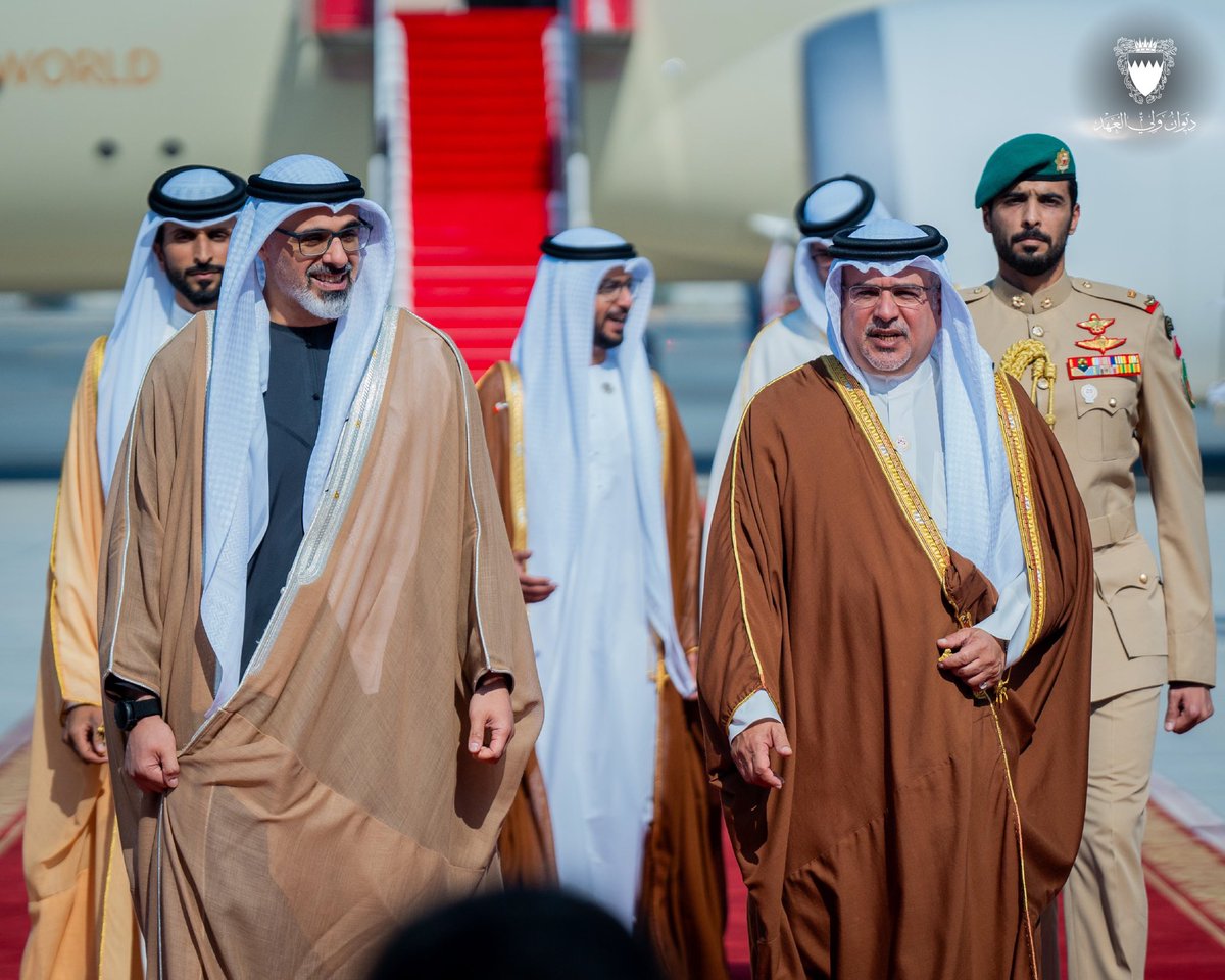BahrainCPnews's tweet image. صاحب السمو الملكي الأمير #سلمان_بن_حمد آل خليفة ولي العهد رئيس مجلس الوزراء في مقدمة مستقبلي أخيه سمو الشيخ خالد بن محمد بن زايد آل نهيان ولي عهد أبوظبي بدولة #الإمارات العربية المتحدة لدى وصوله إلى مملكة #البحرين في زيارة رسمية يقوم بها إلى المملكة