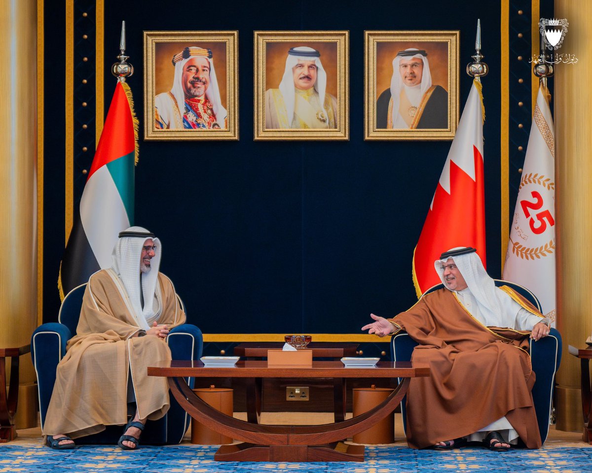 BahrainCPnews's tweet image. صاحب السمو الملكي الأمير #سلمان_بن_حمد آل خليفة ولي العهد رئيس مجلس الوزراء في مقدمة مستقبلي أخيه سمو الشيخ خالد بن محمد بن زايد آل نهيان ولي عهد أبوظبي بدولة #الإمارات العربية المتحدة لدى وصوله إلى مملكة #البحرين في زيارة رسمية يقوم بها إلى المملكة