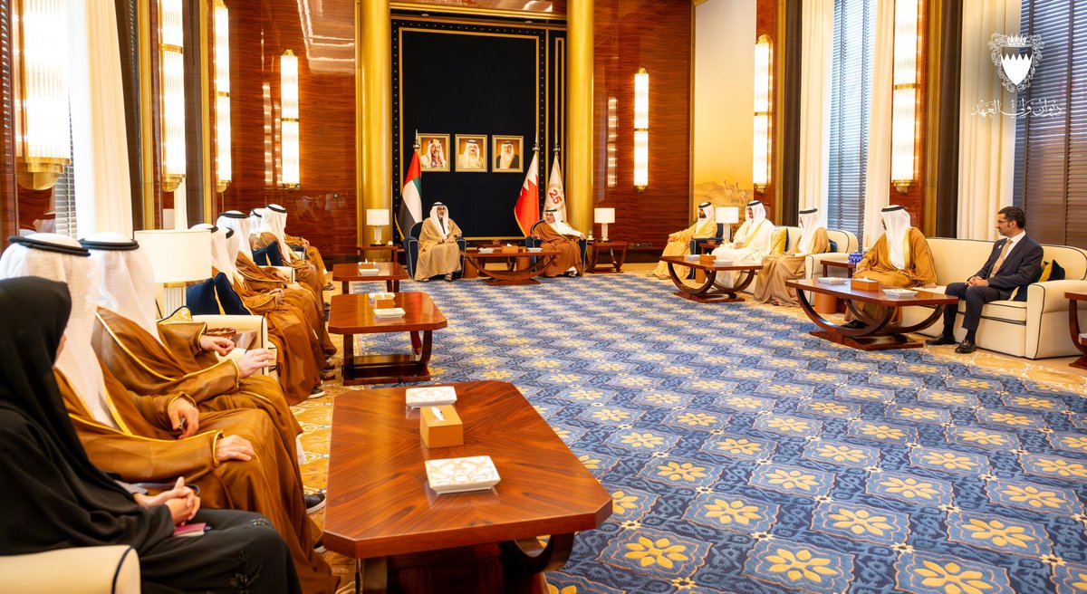 BahrainCPnews's tweet image. صاحب السمو الملكي الأمير #سلمان_بن_حمد آل خليفة ولي العهد رئيس مجلس الوزراء في مقدمة مستقبلي أخيه سمو الشيخ خالد بن محمد بن زايد آل نهيان ولي عهد أبوظبي بدولة #الإمارات العربية المتحدة لدى وصوله إلى مملكة #البحرين في زيارة رسمية يقوم بها إلى المملكة