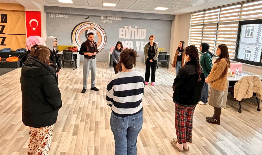 AnkaraKYGM's tweet photo. 📍Cebeci Site Yurt Müdürlüğü

📌 Atölye çalışmaları kapsamında 
"Etkili İletişim Teknikleri" derslerimiz başladı.

📌 Aile ve Sosyal Hizmetler Bakanlığı uzmanlarının sunumu ile  "Aile içi Şiddet ve Öfke Kontrolü" konulu seminer düzenlendi. https://t.co/cvg0cugvpF