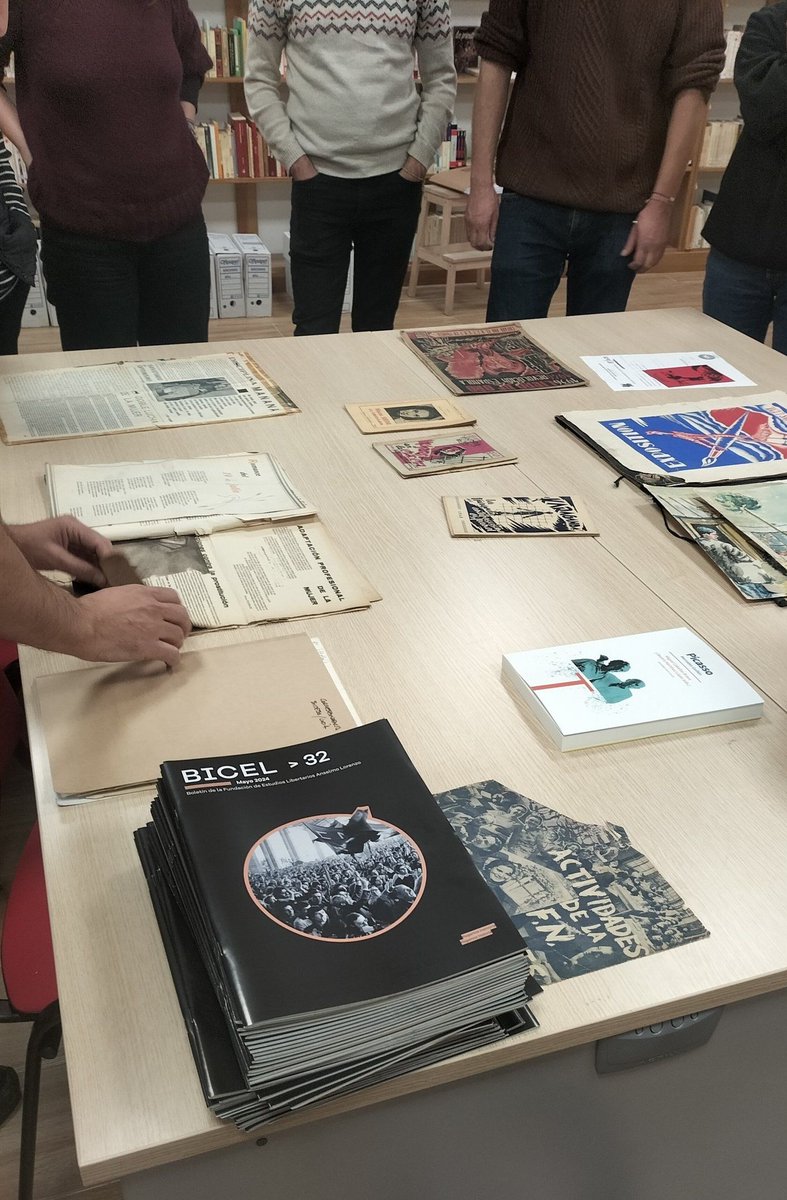 Muchas gracias a los compañeros y compañeras de <a href="/Educapopucomu/">Educación Popular y Comunitaria</a> por pasar por nuestra biblioteca para conocer de cerca el funcionamiento del centro documental de nuestra Fundación 🖤❤️