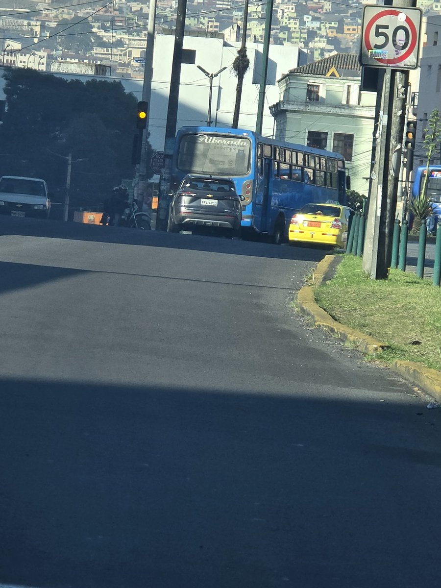 Bus de la compañía Alborada 1380 se pasa dos semáforos en rojo le vale la vida del peatonycrro municipales..... Y el alcalde cero gestión en el tráfico <a href="/NoNegligencia/">Más allá de los cuentos</a> <a href="/pabelml/">Pabel Muñoz L.</a>