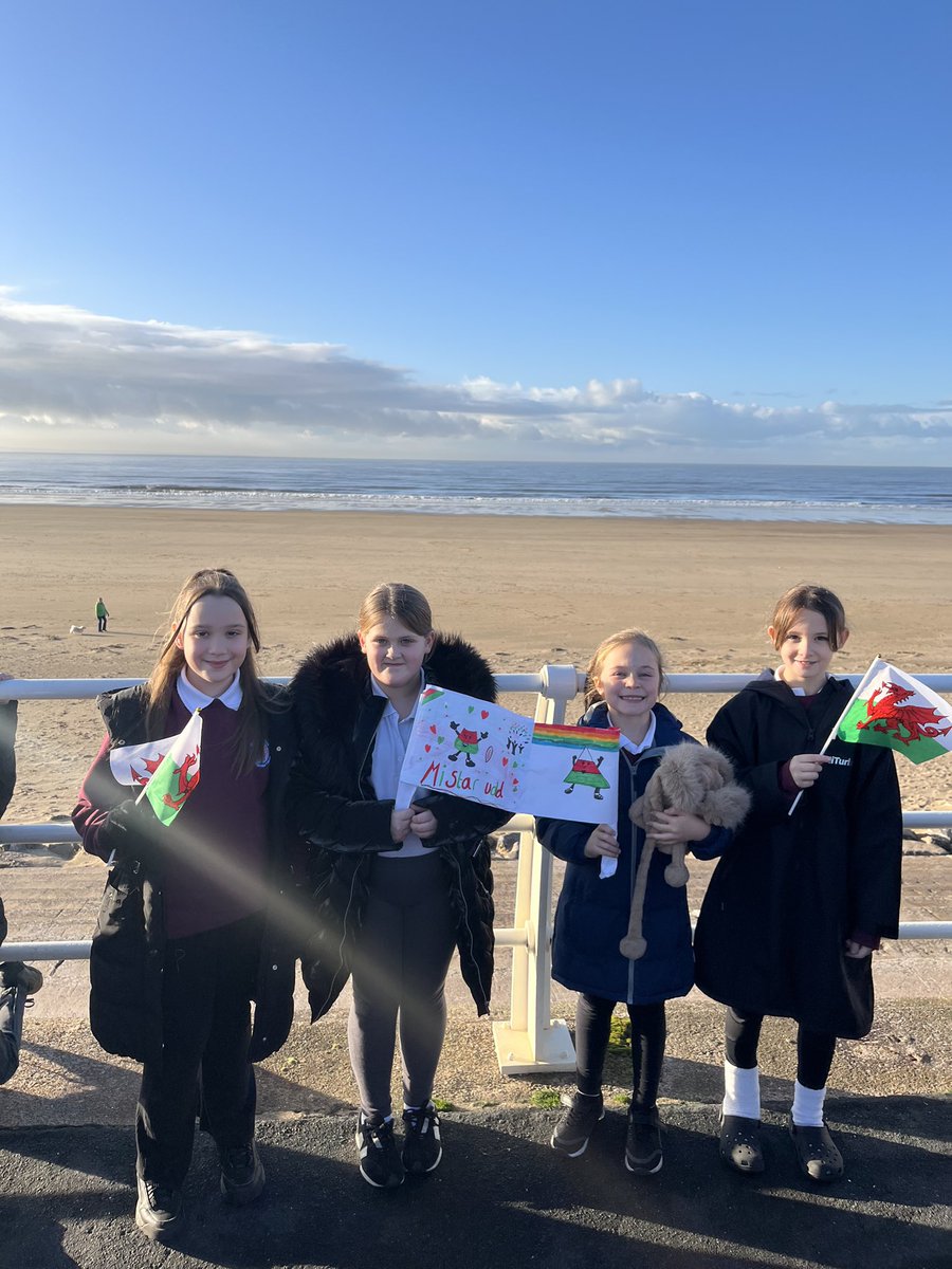 Blwyddyn Pump had a wonderful morning walking in the Urdd Parade. Diolch Mistar Urdd!