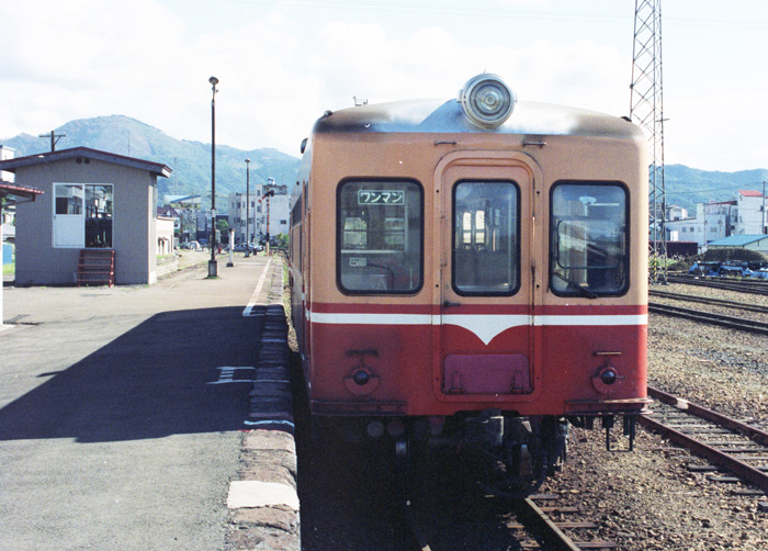 #持っている気動車の画像を貼るべし
小坂精練 キハ2107
同和鉱業から小坂精練となって、ロゴが「KOSAKA」になった。ワンマン運転専用となっったため、両サイドとも幌が付かなくとなっている。
1989.10.14，大館