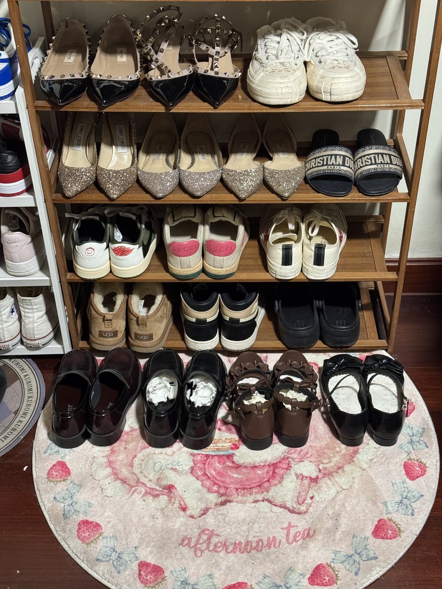 023重庆大佬投稿，坐标渝北，分享极品女友和她的各种骚鞋。女友36码小脚气味偏淡香型，找同城同好上门射满女友的骚鞋和丝袜，图中款式任选。重庆本地想参加的高素质同好可私信我报名。