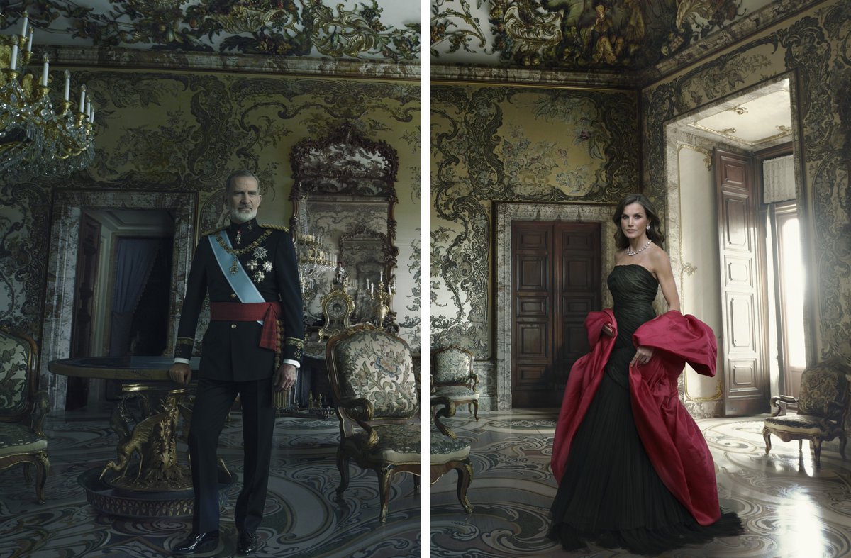 📷 @AnnieLeibovitz, Premio Príncipe de Asturias de Comunicación y Humanidades 2013, ha realizado los retratos de los Reyes para el Banco de España que hemos conocido hoy.

Leibovitz es una las #fotógrafas más respetadas en los ámbitos cultural y político de Europa y Estados