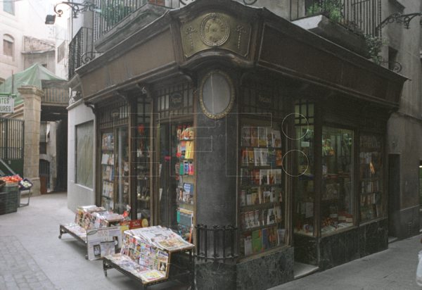 La librería más antigua de España, el establecimiento Roca de Manresa, cumple doscientos años desde que abrió sus puertas en el #26nov de 1824, cuando el impresor Pau Roca i Pujol comenzó a vender los libros que él mismo confeccionaba. #EFEfototeca