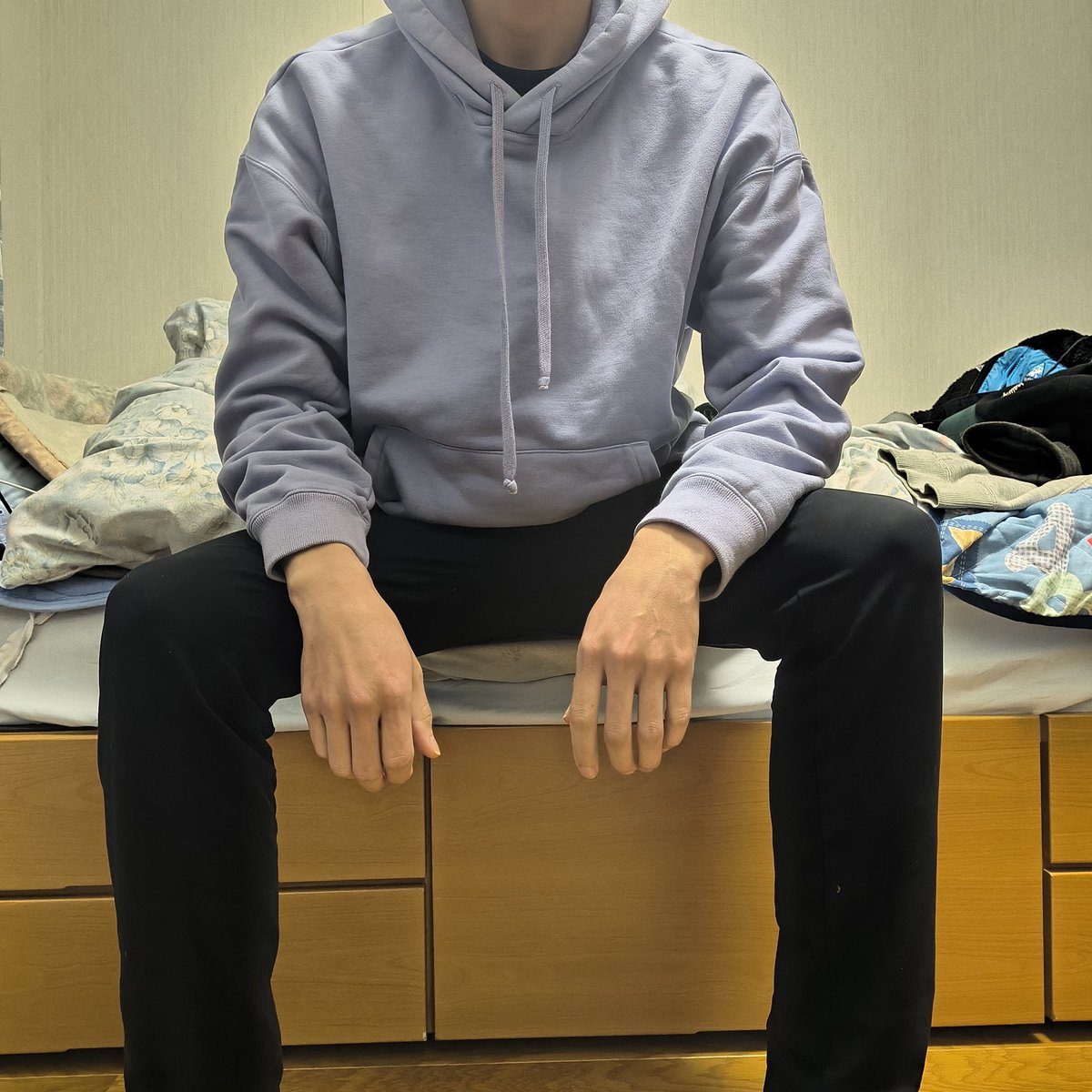 starseagay's tweet photo. 7RP毎に一枚ずつ脱いでいく
パーカー→ズボン→Tシャツ→靴下→パンツ
35で全裸

足細すぎ https://t.co/1fxmAHAZCP