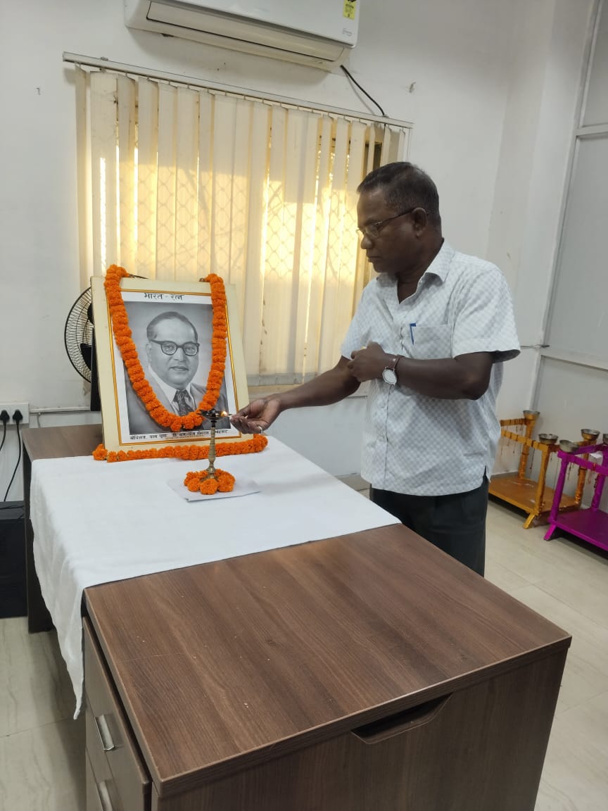 दिनांक 26.11.2024 को भा.खा.नि मण्डल  कार्यालय रायपुर  मे संविधान दिवस मनाया गया।  संबिधान  के प्रारूपित डाक्टर भीमराव अंबेडकर जी की तस्वीर पर फूल अर्पित कर सम्मानित किया गया।