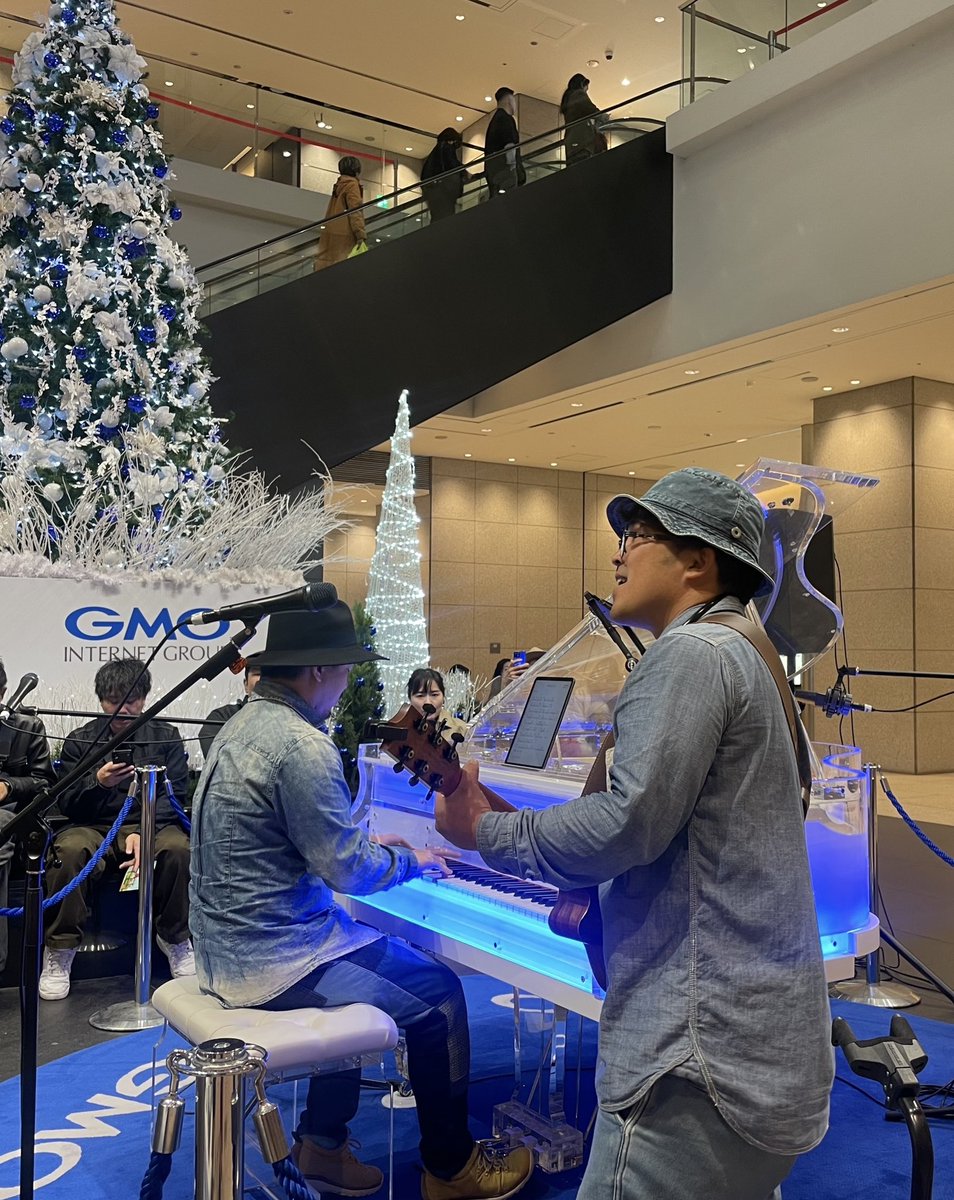 land__scaper's tweet photo. 11月23日はGMOライブスペースで歌わせていただきました。御来場ありがとうございました！！天井が三階の高さまでぬけていて、音が上に響きわたる空間が気持ち良かった。ルースさんと音楽ができて幸せでした。また素敵な仲間と望みたいと思います♪ #GMOLIVE https://t.co/cuGVxdQ9yg