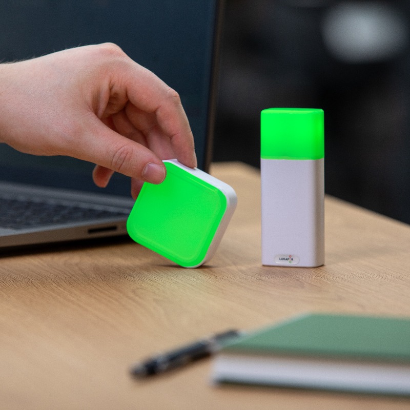 Luxafor's tweet photo. BLACK FRIDAY – 30% OFF THE NEW SWITCH PRO 2 💸

Wireless availability light for meeting rooms and offices. Connected through Bluetooth, change colors by rotating the Cube.

🔴 means "I'm busy"
🟢 means "I'm available"

🔗 https://t.co/H5LyugqPfv

Limited time discount.
