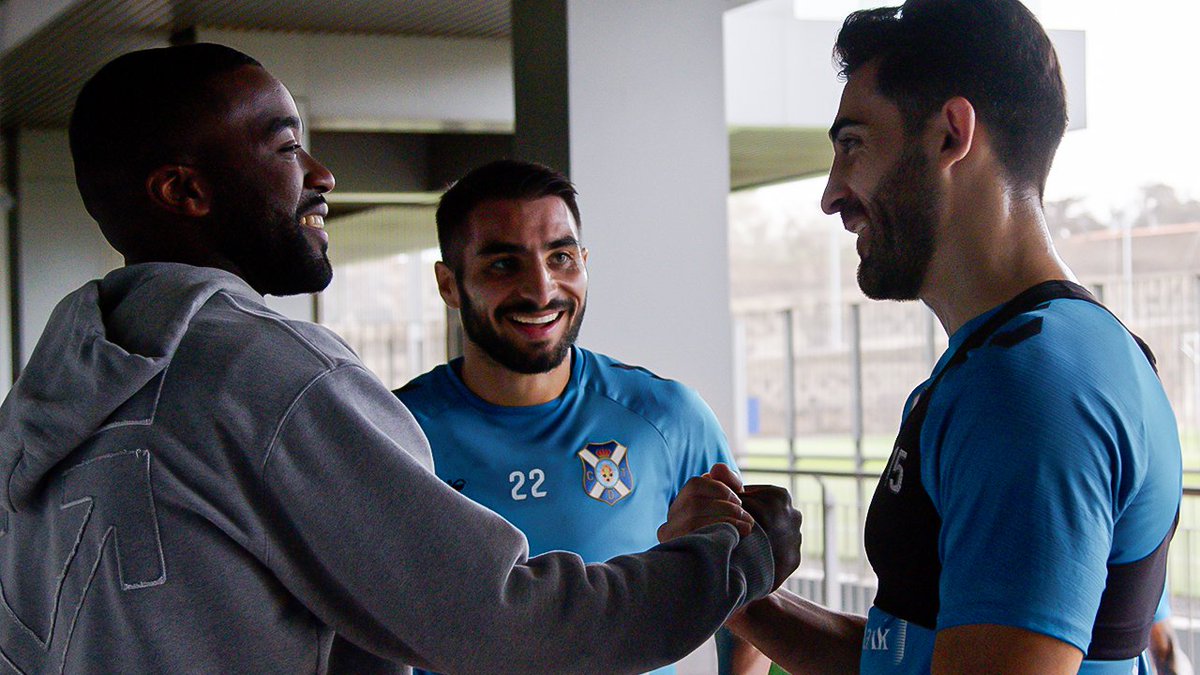 locos_x_eltete's tweet photo. 🫱🏼🫲🏿 Visita muy especial en el entrenamiento de los nuestros, en la 📍 Ciudad Deportiva de Tenerife Javier Pérez.
⚽️ ¡Mucha suerte, #shaqmoore, en la nueva temporada!
@mlses @LaLiga #AmorEterno https://t.co/KZ20PVWoFG